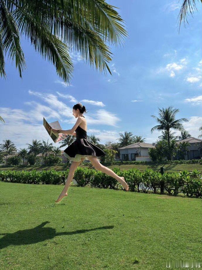 彭小苒露背一张比一张哇噻 每张都散发独特魅力，氛围感直接拉满，一张比一张吸睛，这