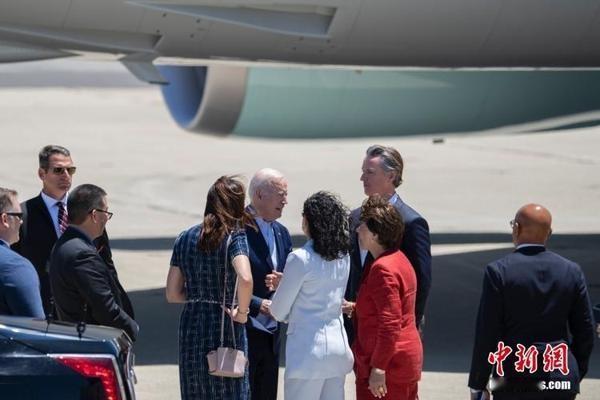 美国总统拜登乘坐“空军一号”空降西非国家——安哥拉🇦🇴。现场铺设红地毯，安哥