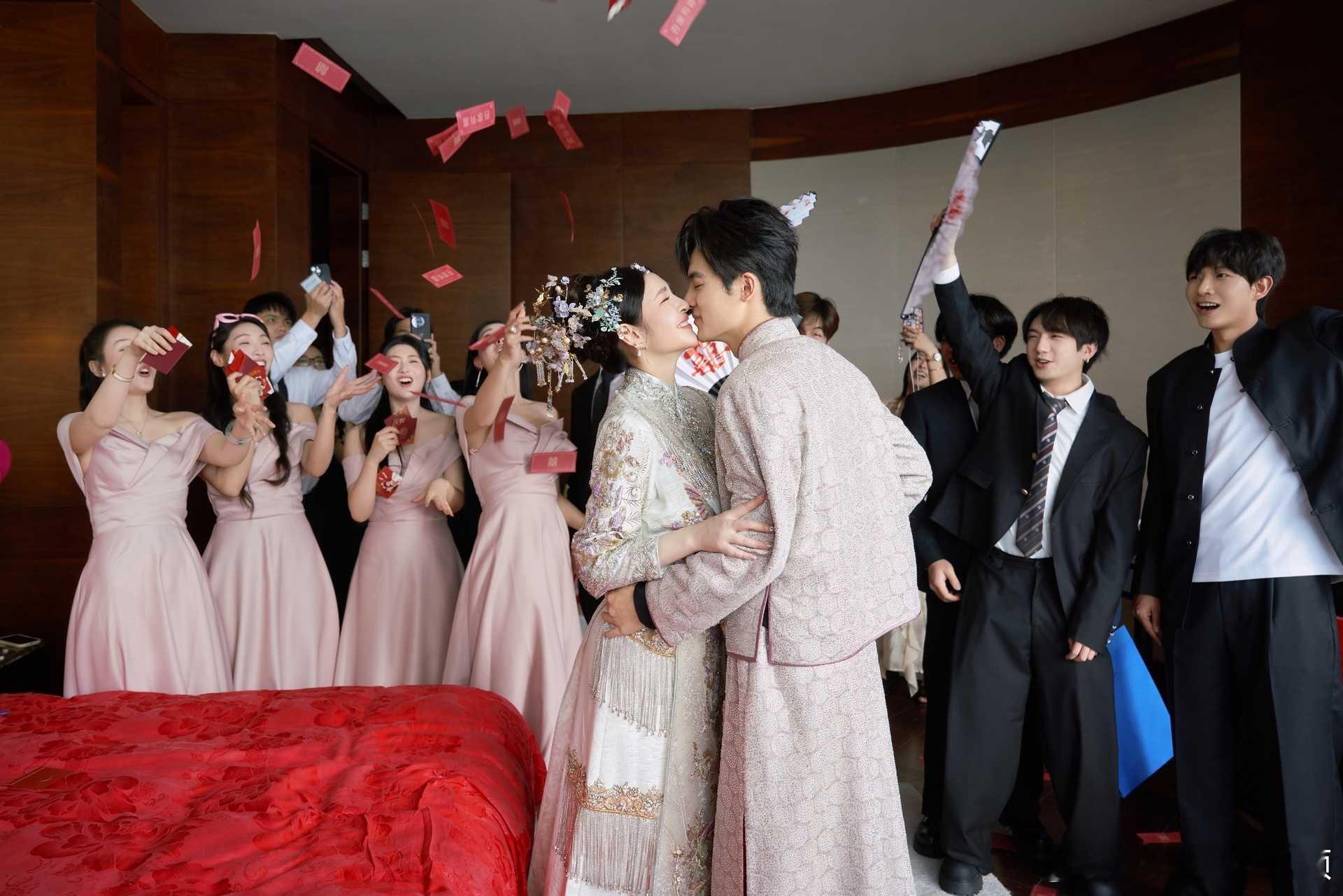 李心艾泪洒婚礼现场   一直感觉李心艾是一个温柔善良的女孩子，这一次和小9岁的男