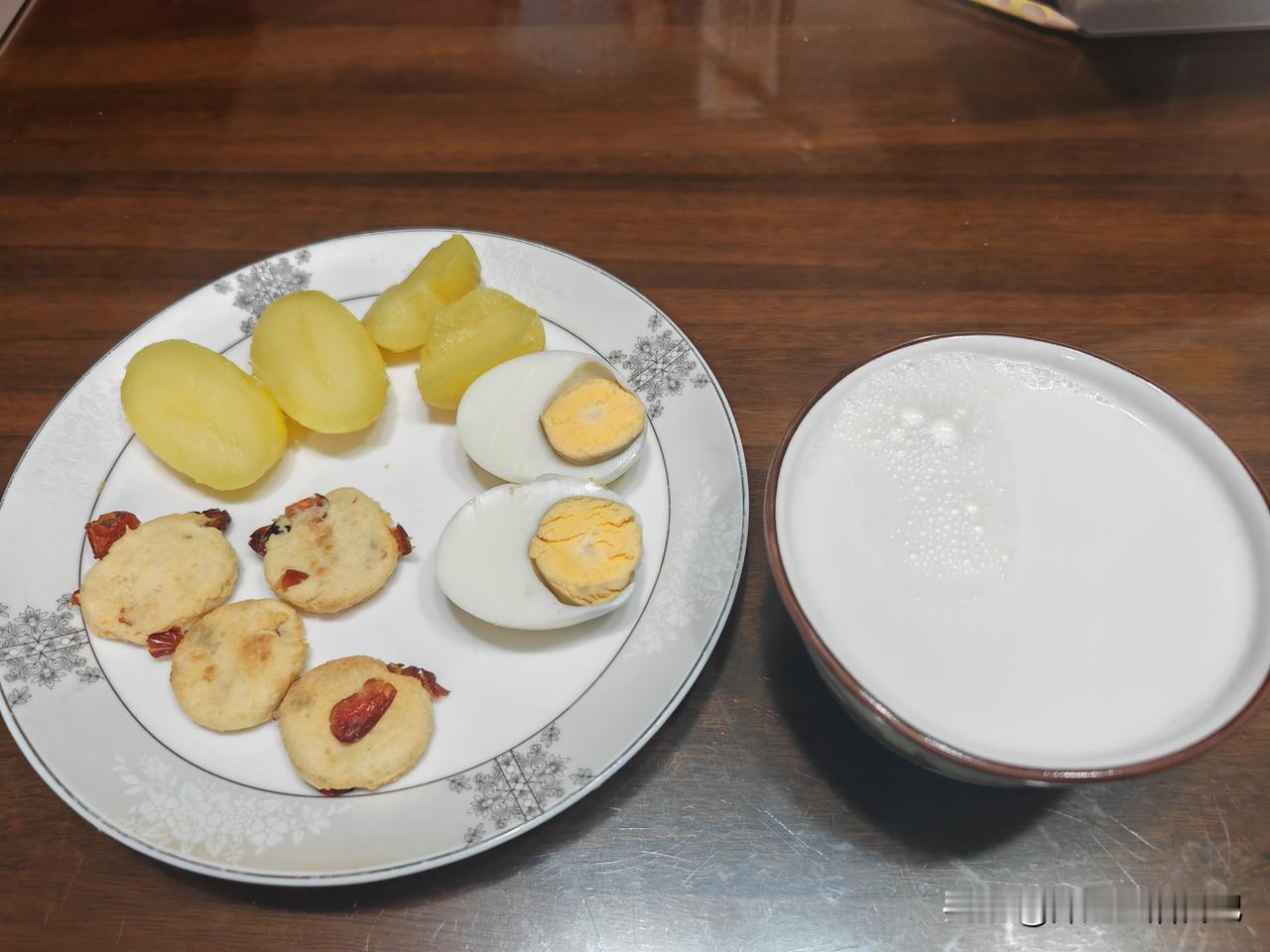星期天孩子们要睡懒觉，我起床的早，感觉肚子有点饿，那就先吃早饭。

两个小土豆/