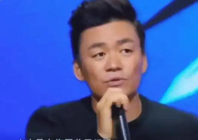 2015年，张大大指着王宝强说：“你信不信，我可以弄死你啊？给我老实点。”王宝强