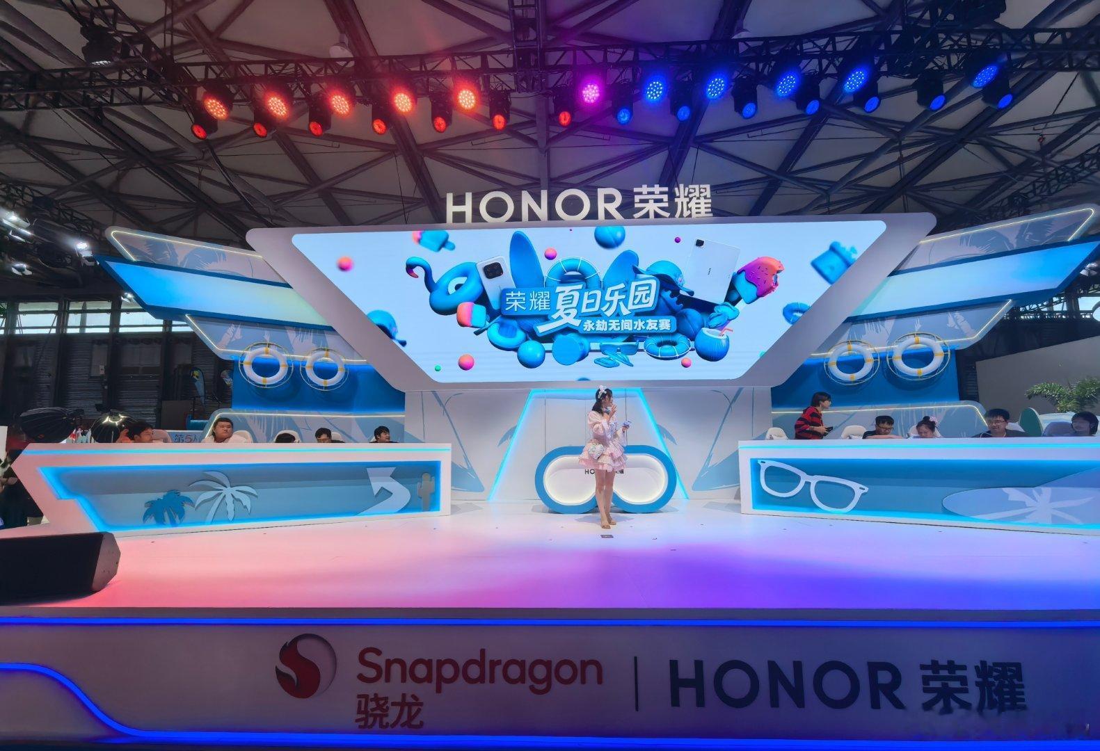 2025ChinaJoy 荣耀今年的展台设置的很清凉，主舞台还有 DJ 搓碟，现