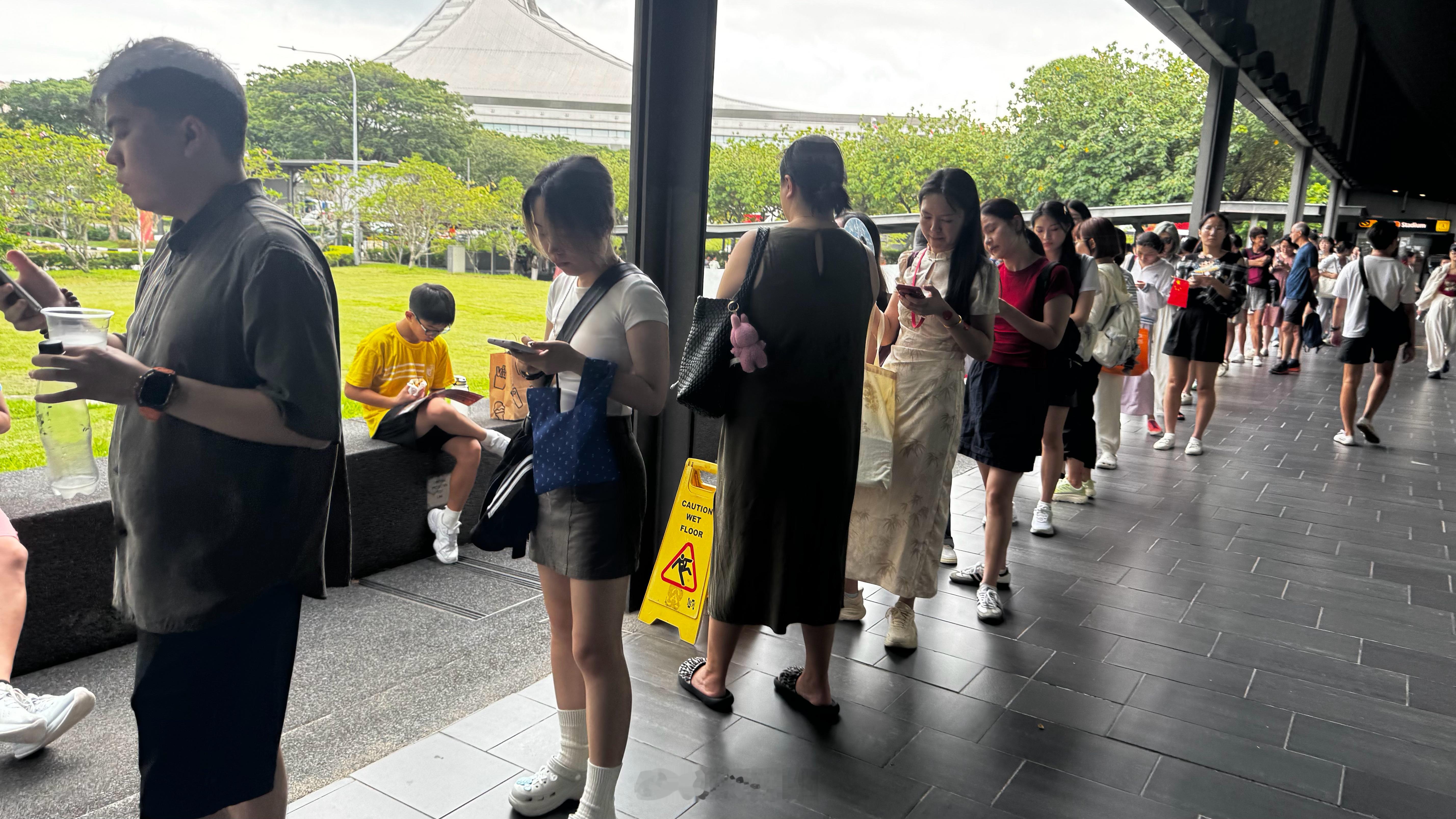 被新加坡的观众的热情震到了，他们提前三个小时排长队，蔓延百米，为了可以拥有好座位