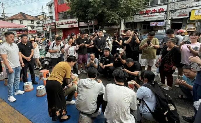 我给雷军提个建议，让拍摄团队把专业设备都扔了，机器太专业显得不接地气、不亲民，这