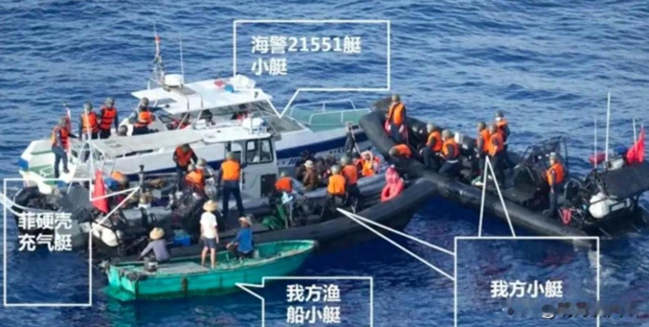 首次公开！中国海警仁爱礁霸气拖走菲侵犯船只，菲士兵掏出手枪但气势还是被压倒。
 