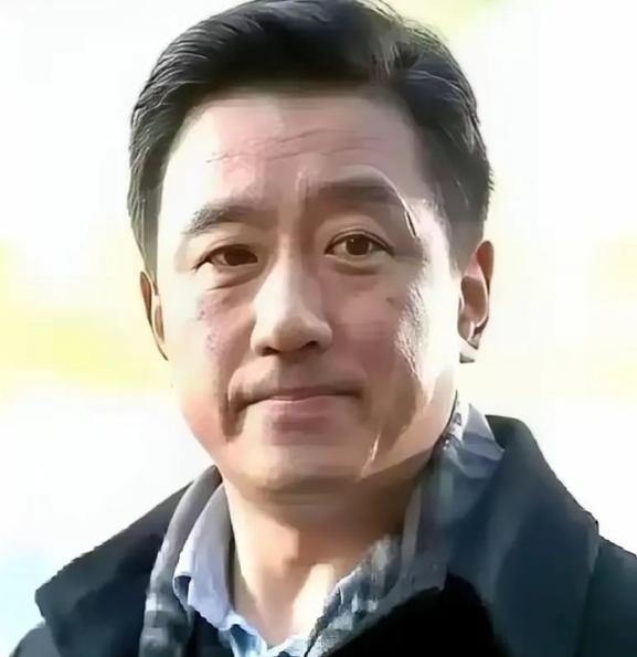 戏拍到七成，演员临时要求片酬翻倍，不满足就直接罢演。导演没有多废话，将数百盒拍完