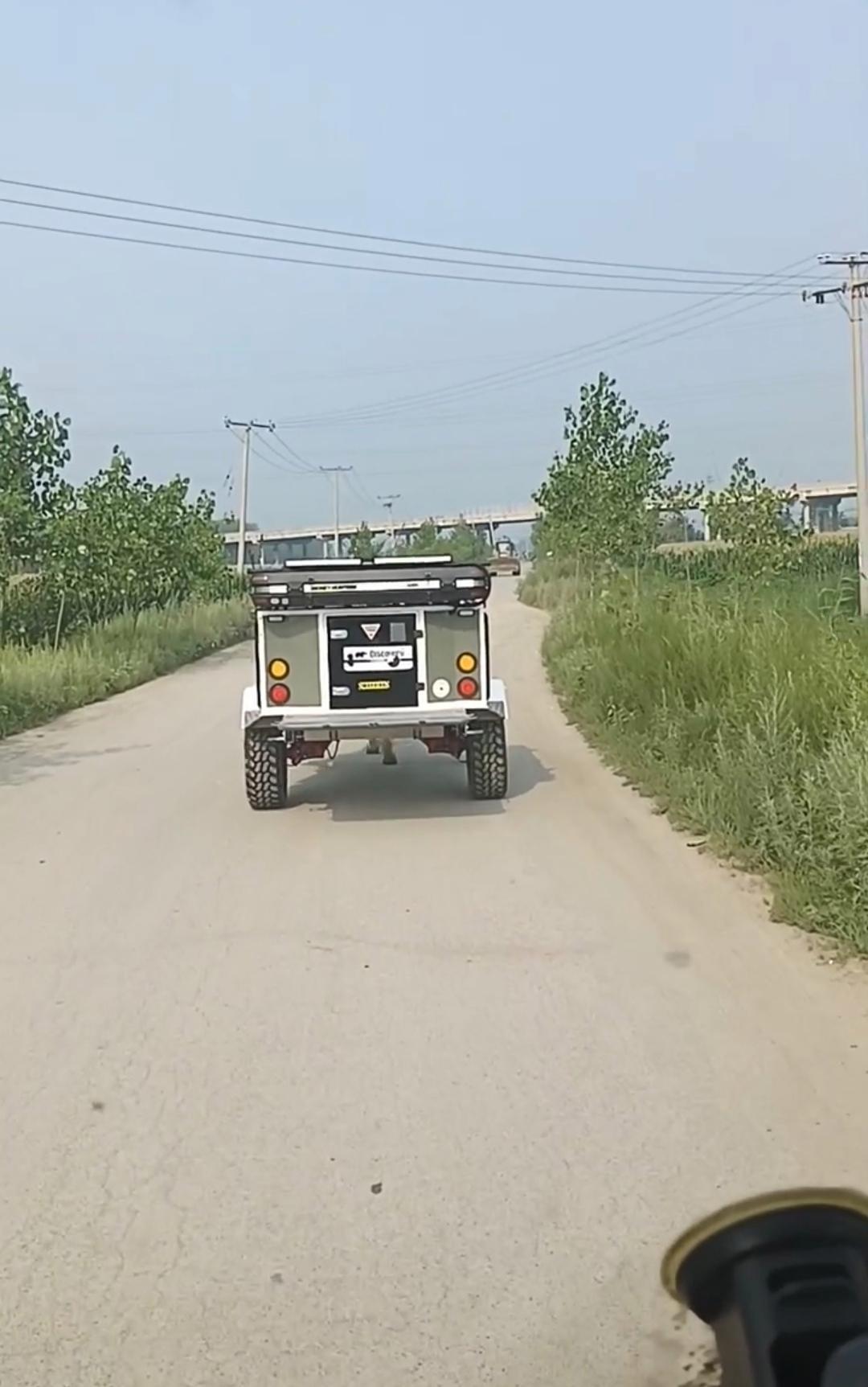 路遇一位大爷，驾驶着一辆全声控越野车，从后面看一点都不带差的。

两车相会，就在