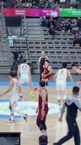 余嘉豪全运会上强行隔扣胡金秋，真霸气啊，本来想吼一下，结果一看是大秋，算了算了.