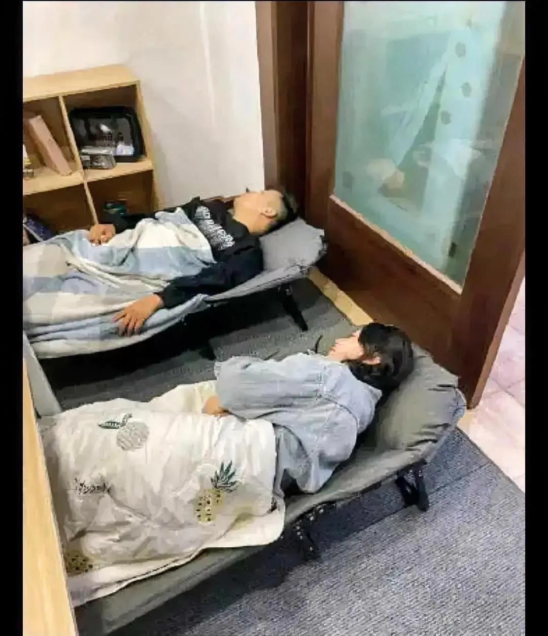 在公司午休，旁边挨着男同事，很别扭，该怎么办？