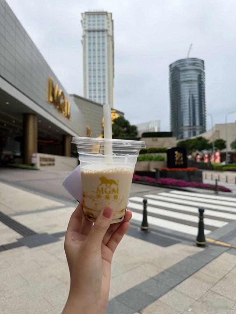 进不去美高梅的小学生….在门口观望了二十分钟找了个慈眉善目的人帮我们进去拿 澳门