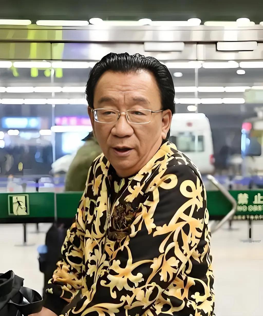 谢雷知道侯耀华要参加杨议的拜师仪后，气的在直播间里说，你让侯大师收这么一个品德败