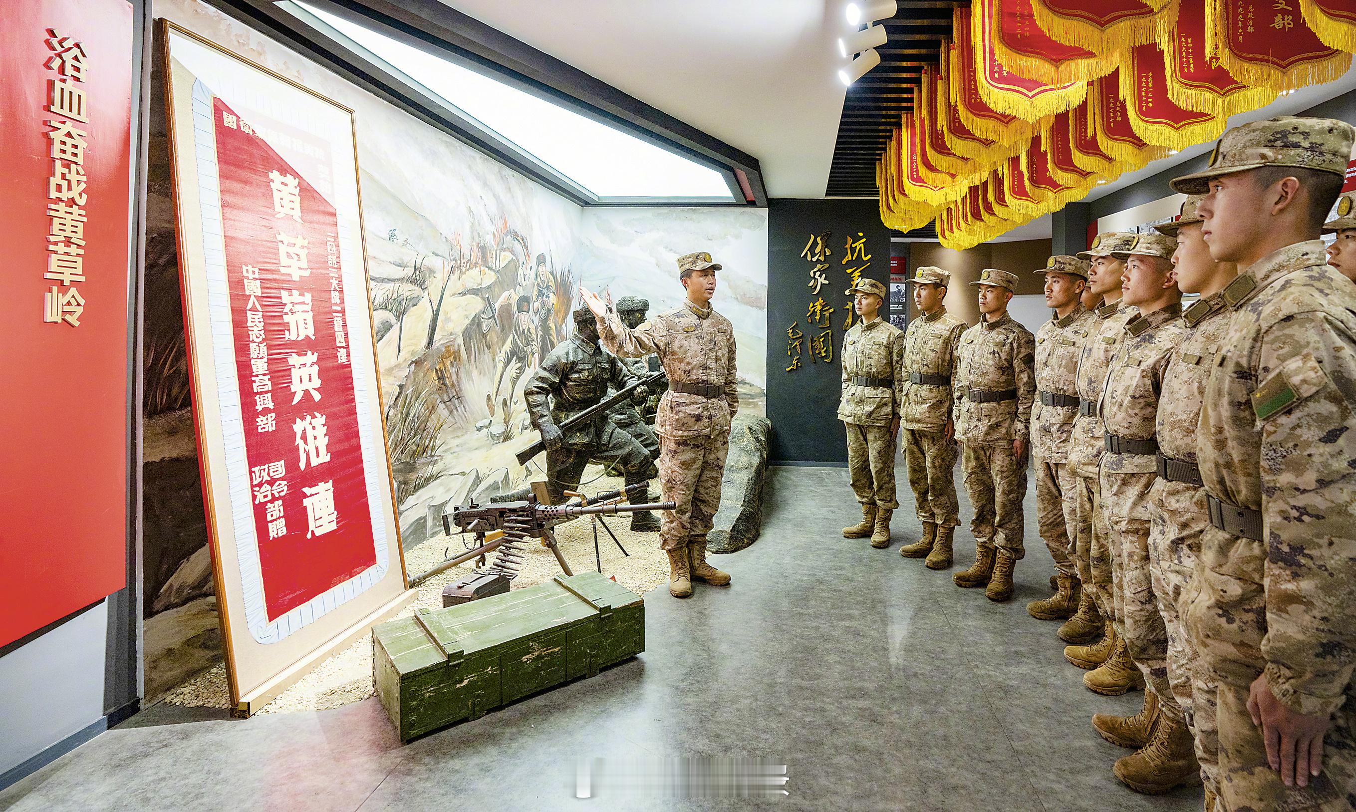 【阔别六十余载，“黄草岭英雄连”迎回荣誉战旗】日前，第72集团军某旅“黄草岭英雄