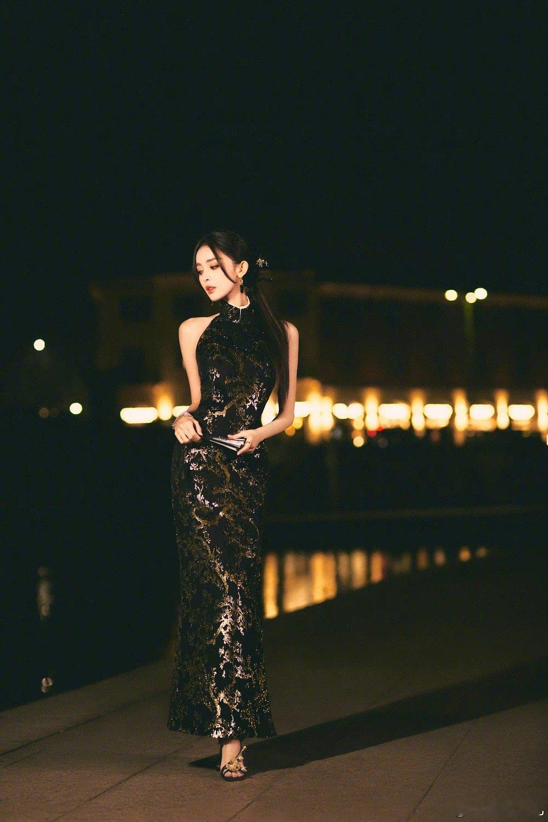 #娜扎在国外过元宵节#、#娜扎拍照角度#  娜扎在国外过元宵节，可以有啊，娜扎拍