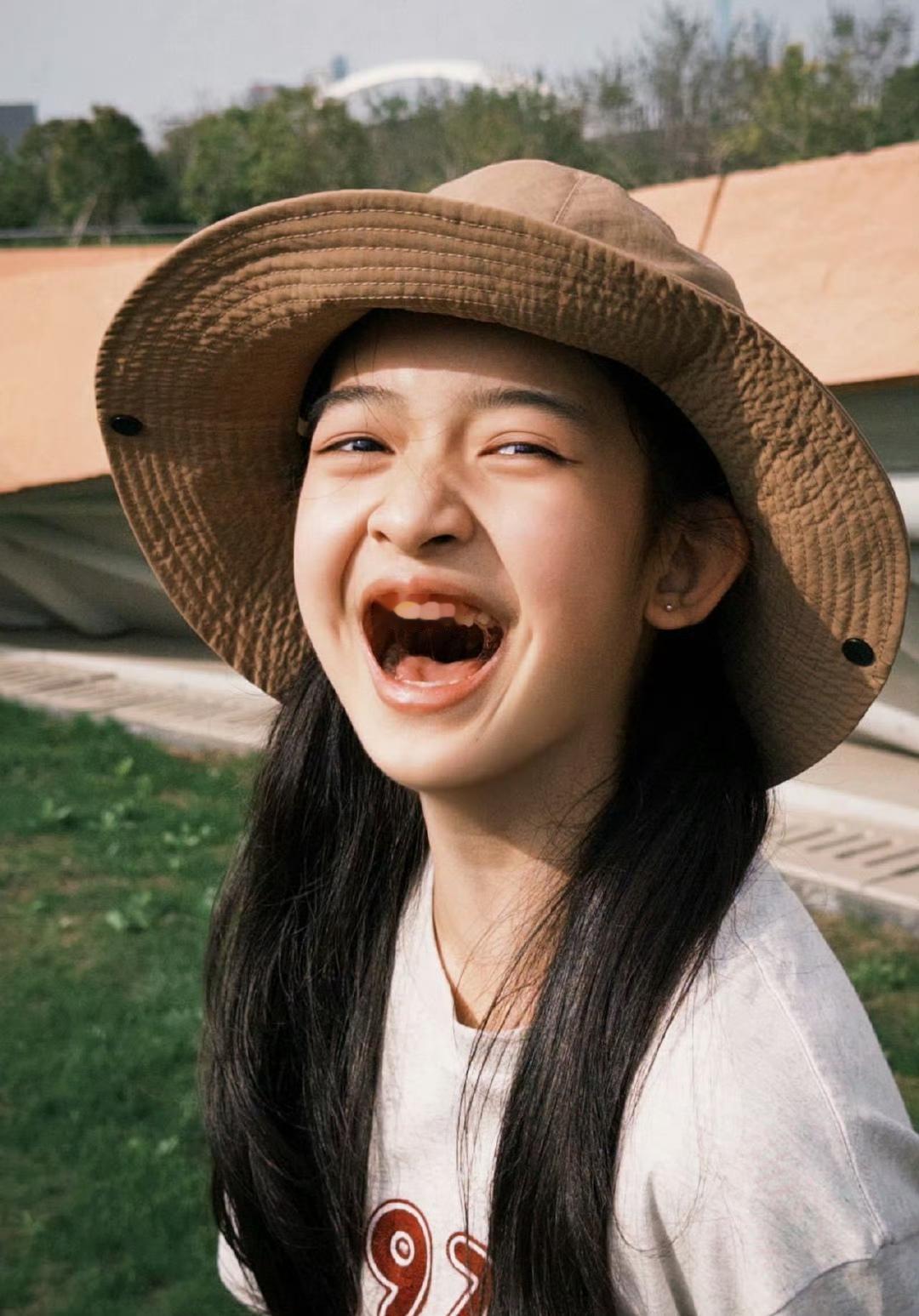 聂远发文祝女儿12岁生日快乐！
不知不觉，聂大天长成大姑娘了呢，
好美！遗传了父
