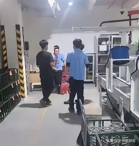 中秋夜，越南工厂的越南工人人手一份月饼礼盒，四块月饼透着甜香；一旁的中国工人却两