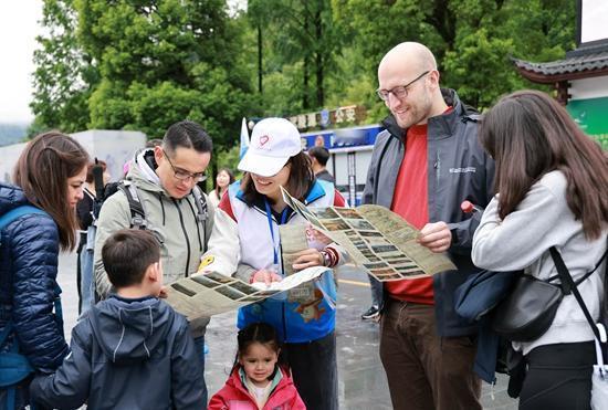 免签十免税：中国旅游市场迎来"黄金时代"，外国游客开启"买买买"狂欢！

当北京