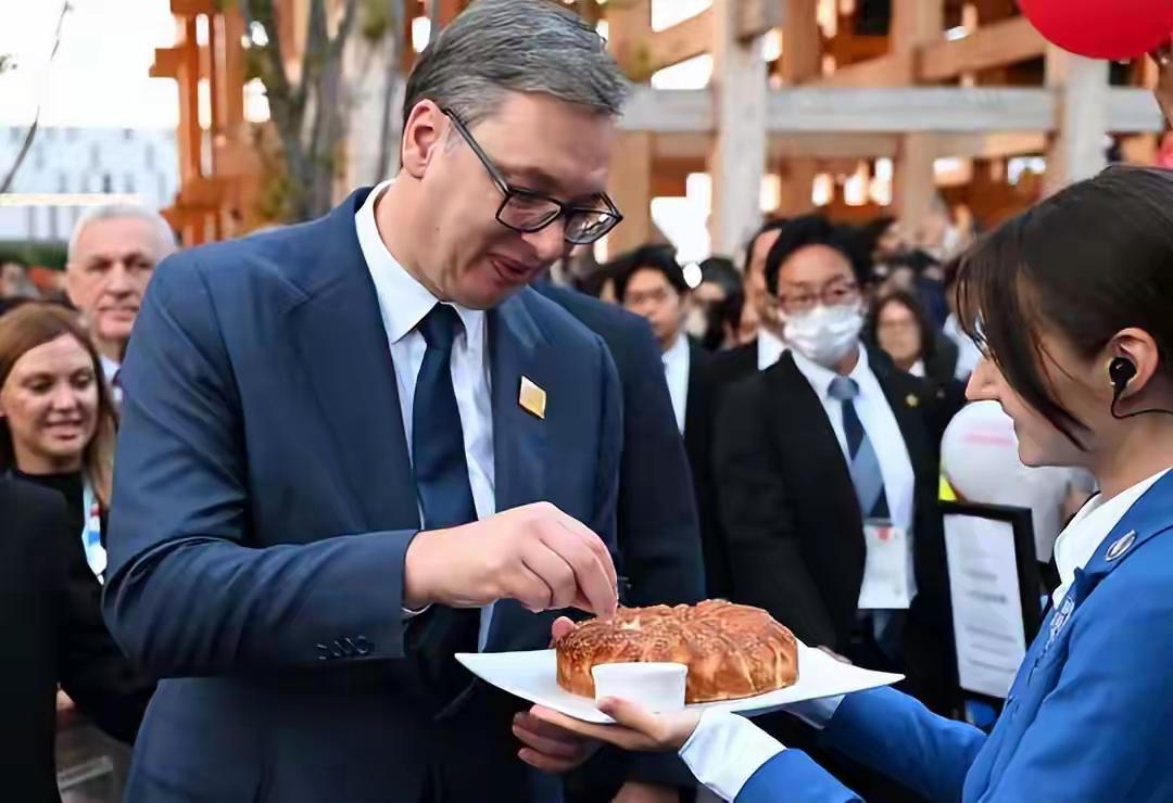 武契奇不辜负美食，身边有美女妻子作伴，他日子看起来过得挺美好的。