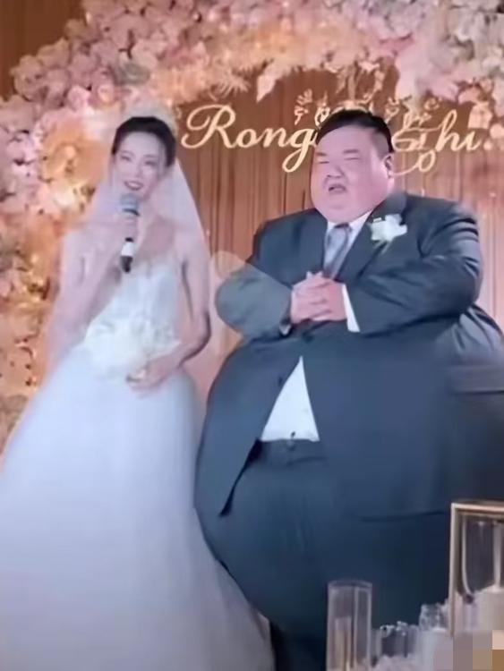 看到这张照片，感觉男女双方一定是因为真爱才走到一起的。

女方身材高挑，长相甜美