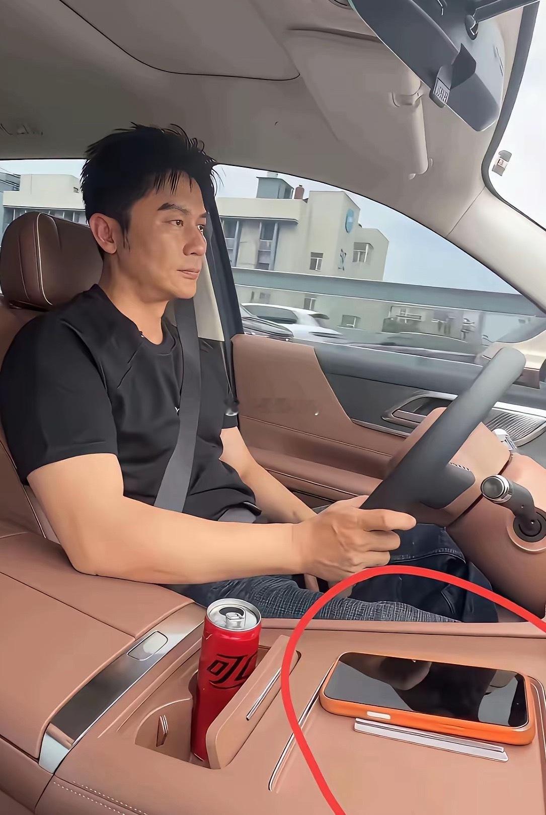 李晨用的什么牌子的手机 