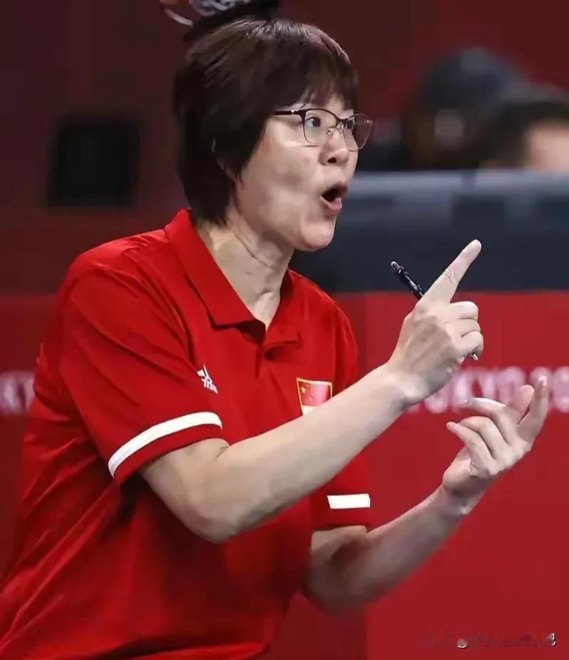 女排0-3不敌日本，一轮游无缘半决赛。赛后郎平做了点评，一针见血！
首先，郎平觉