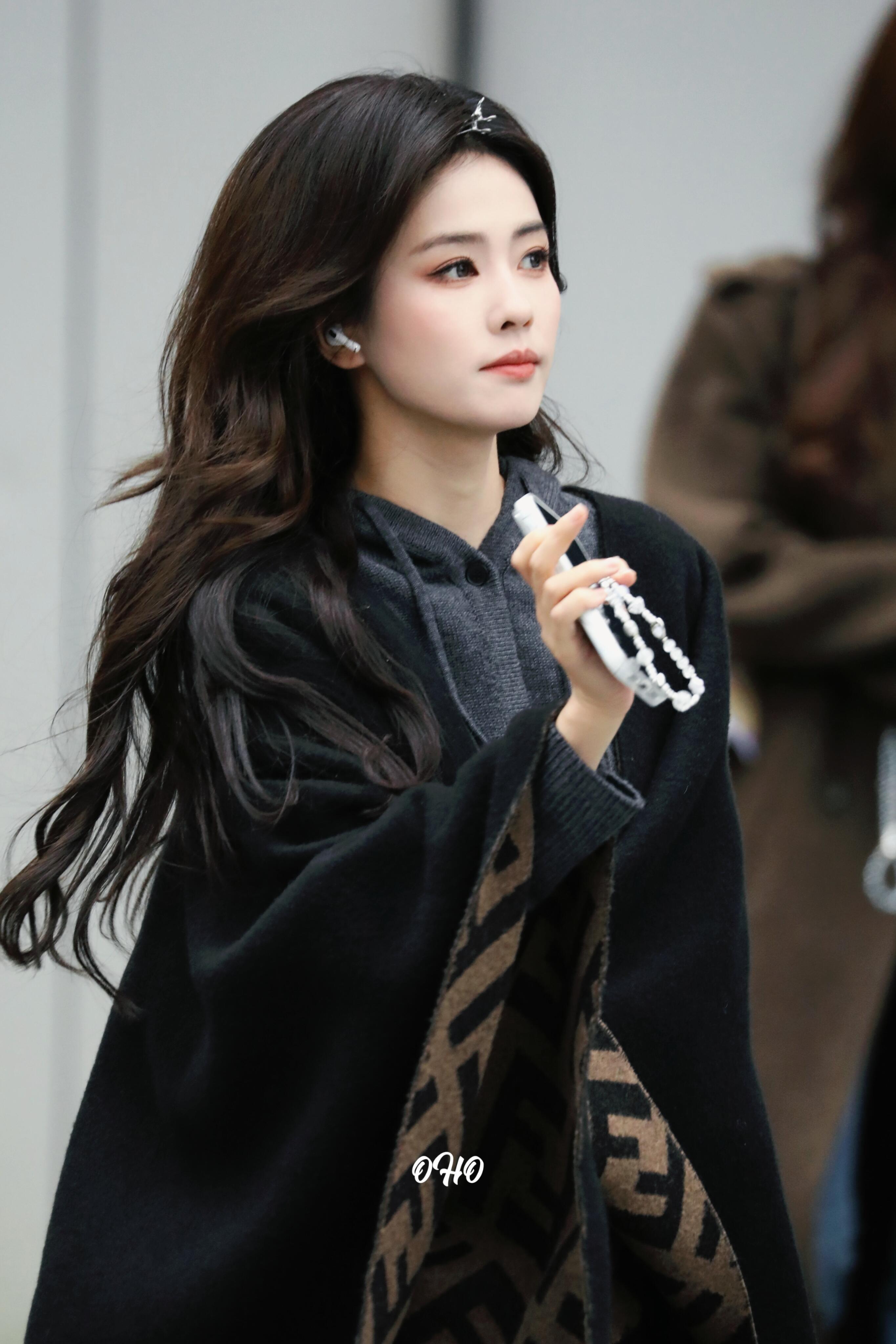 在🍠看到白鹿hi6上班路人拍的路透特别温柔美丽的女明星 几张图片都记录下了这个