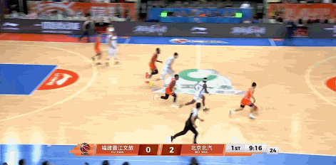 周琦开局就出糗，大帽抢篮板后反击，停球被黎伊扬抢断反击得分


今天就两场球，北