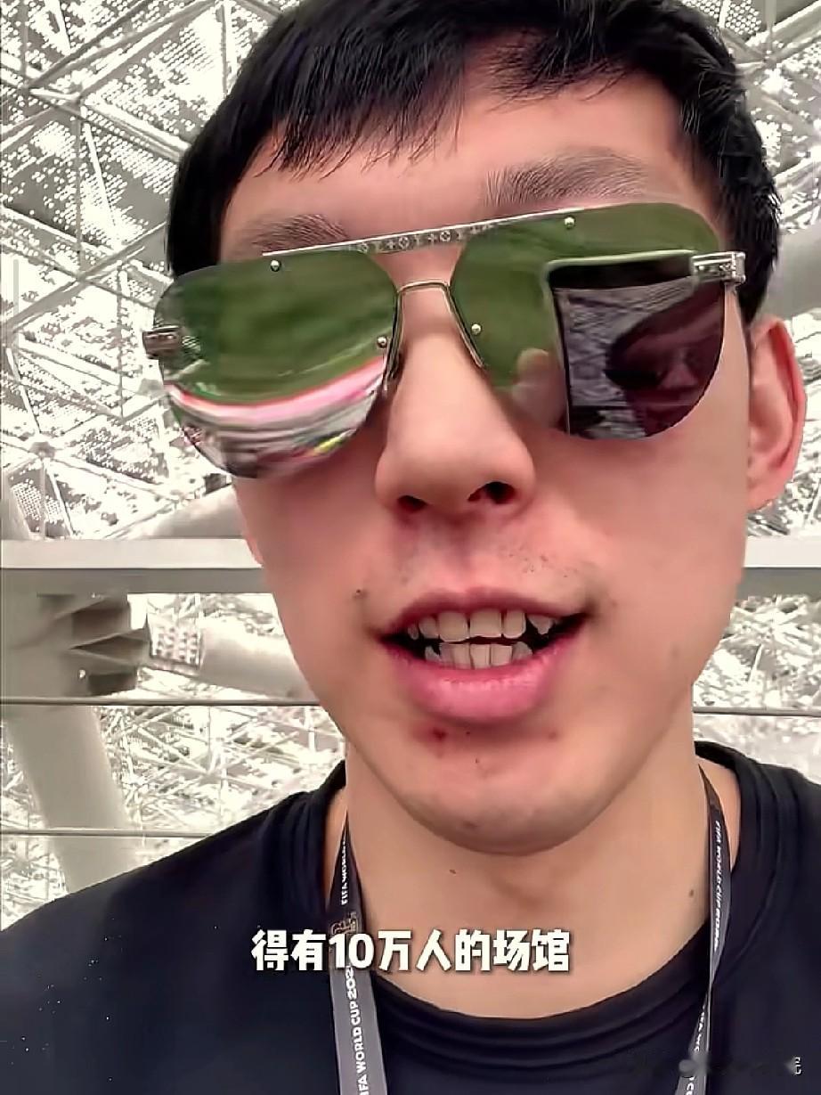 周琦第一次现场看世界杯，确实震撼到了！

解说万NBA的周琦并没有直接回国，而且
