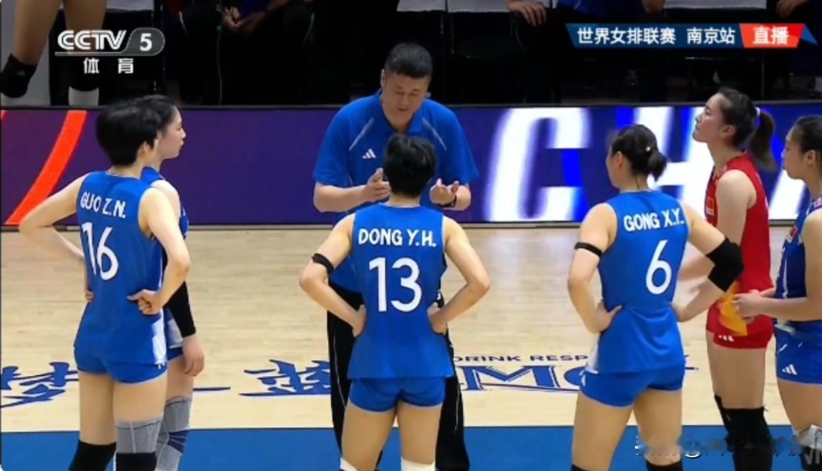 中国女排0-3捷克遭遇开门黑!
2026女排世联赛南京站，中国女排迎来了首个对手