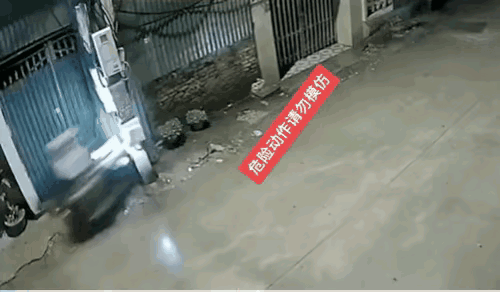 这是困了还是走神了，直接撞电线杆，看着都疼。
安全无小事，平安即是福。