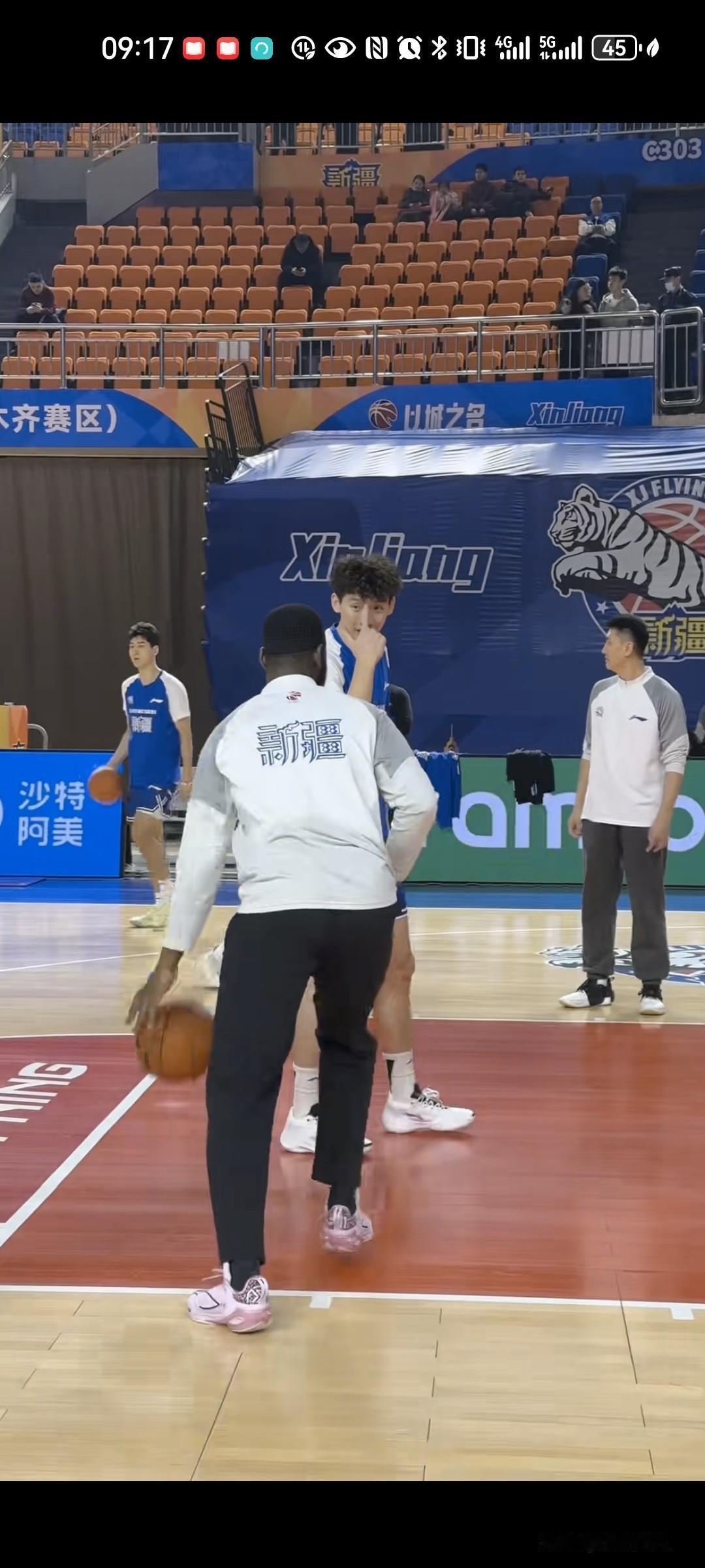 文班亚马教练独爱杨芮，亲自示范上篮




新疆这赛季年轻人很多，目前战绩也不是