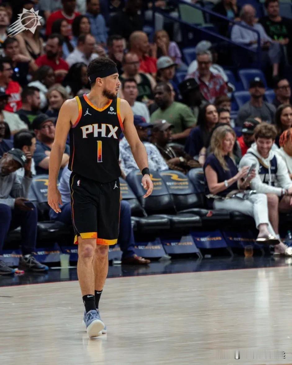 德文·布克斯最近 3 场对阵鹈鹕队的比赛：

22/12/17- 58 分 21