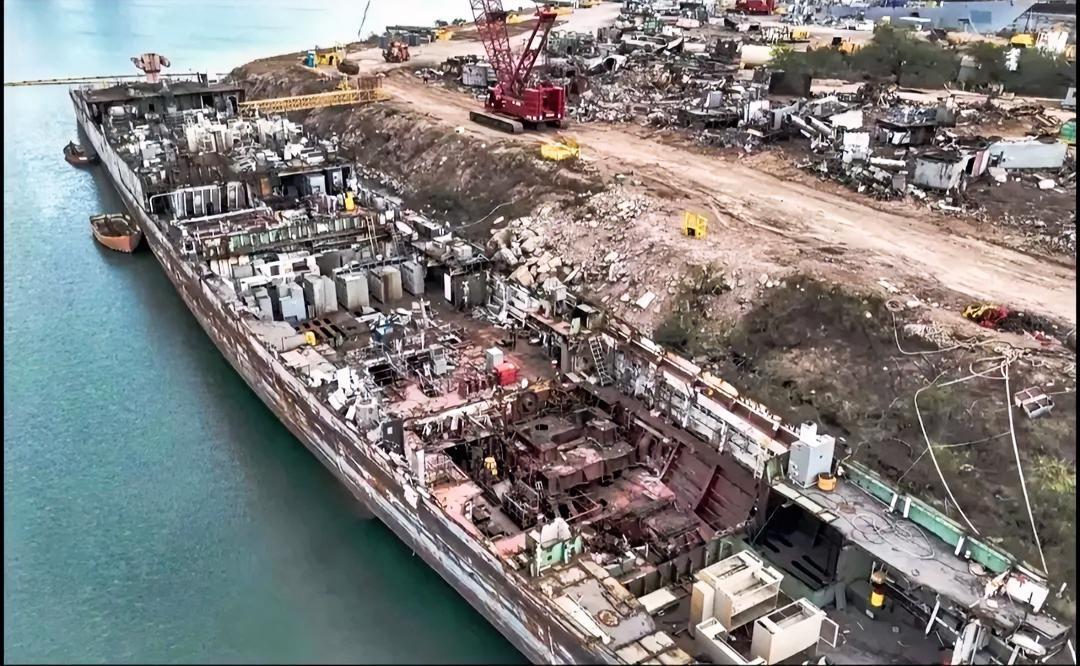 这是美国海军提康德罗加级宙斯盾导弹巡洋舰的拆除画面，该舰于2004年12月10日