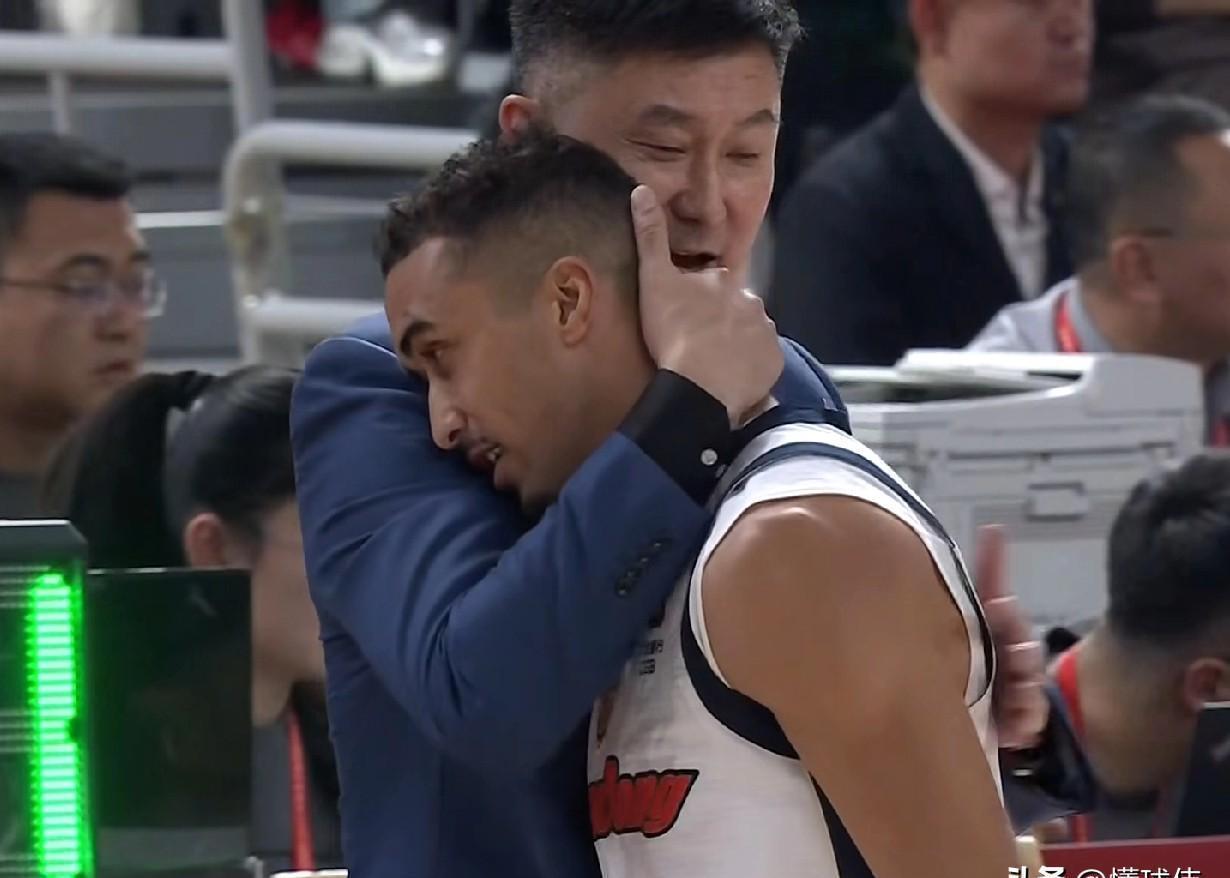 好教练！奎因谈杜锋指导：
奎因说杜锋是好教练（照顾人又严厉，为球队好），暂停时杜