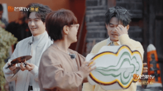 苏醒苏醒 我的猫步很曼妙快乐老友记 醒猫猫提灯笼走猫步，慢悠悠的样子，氛围感直接