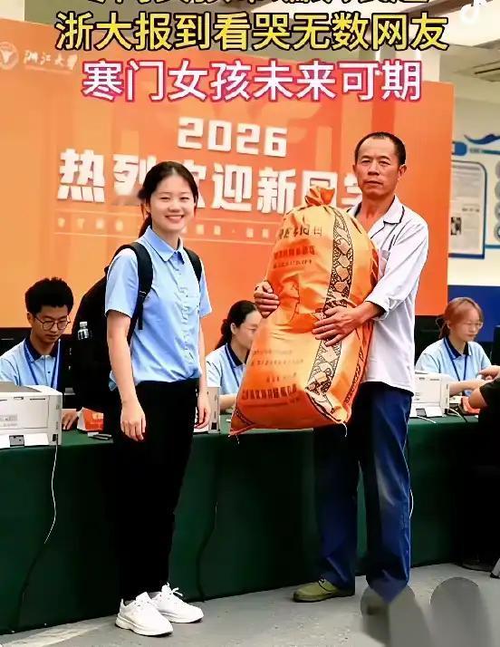 这张照片打动了无数网友，成为网络热传的图片。
照片中，一个小女孩站在父亲身边，骄