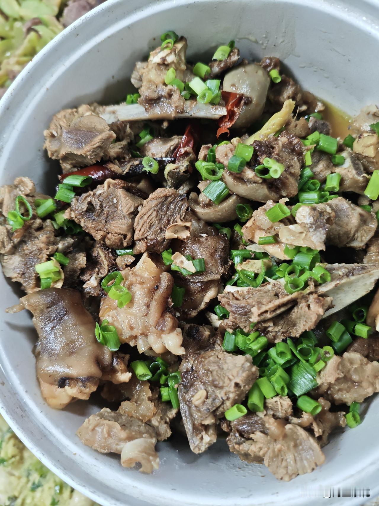 表姐和表姐夫就相差一岁，可是他们两个站在一块，人家却都说表姐是表姐夫的大姐，怎么