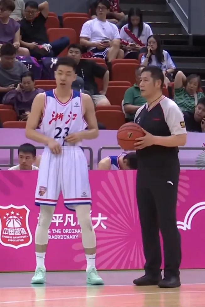 现在我终于知道为什么CBA联赛要有外援了
今天下午看了一会浙江和上海的成年组男篮