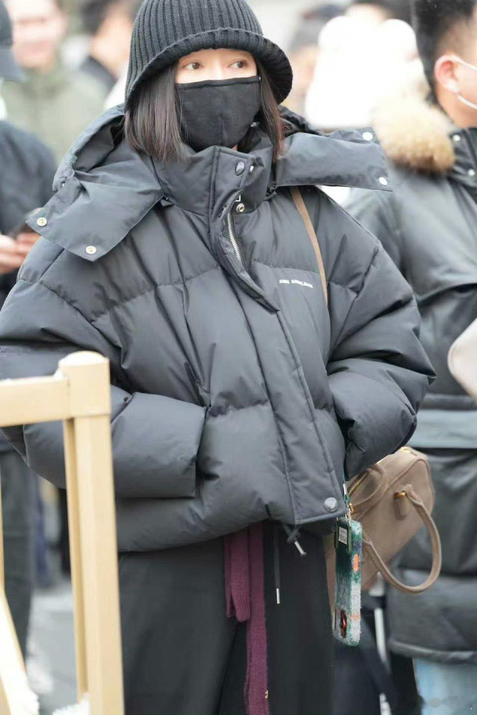 秦岚现身马年春晚彩排大雪覆路，秦岚裹着黑色羽绒服现身春晚联排，“粽子”造型藏不住