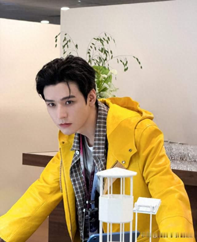 龚俊新加坡F1大背头杀疯了！明黄皮衣帅成“时尚俊帝”