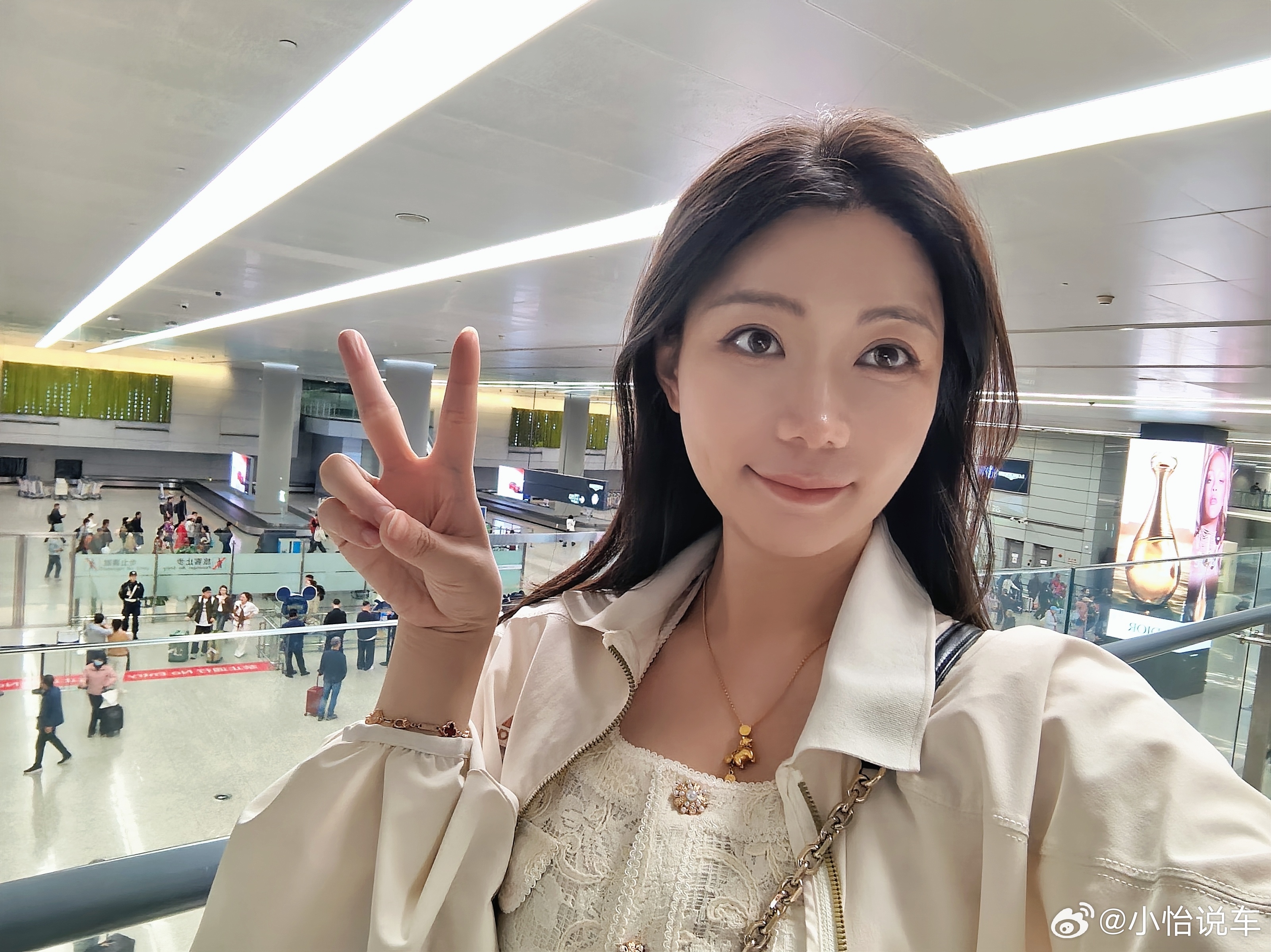 落地上海虹桥机场啦到行李转盘就看到了启境GT7 是非常热烈醒目的红色水晶ADS 