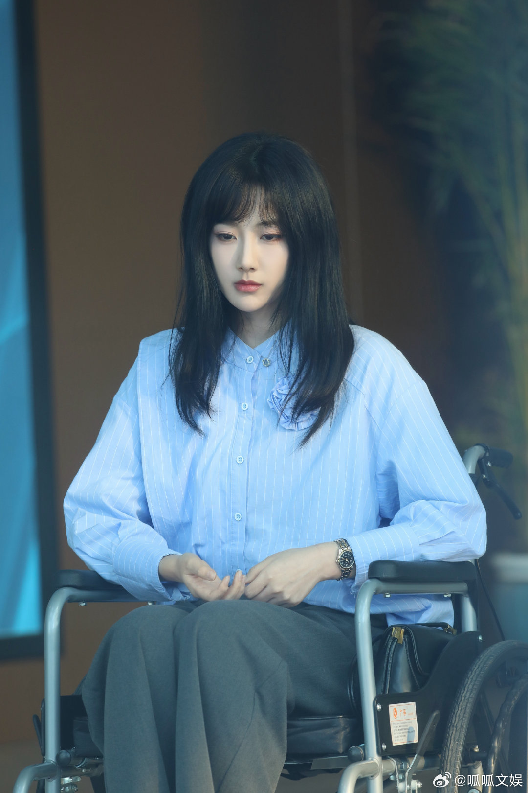 黄婷婷 李艺彤卡黄尊重不同的人生选择，李艺彤《与狼共眠》正在腾讯视频热播。 ​​