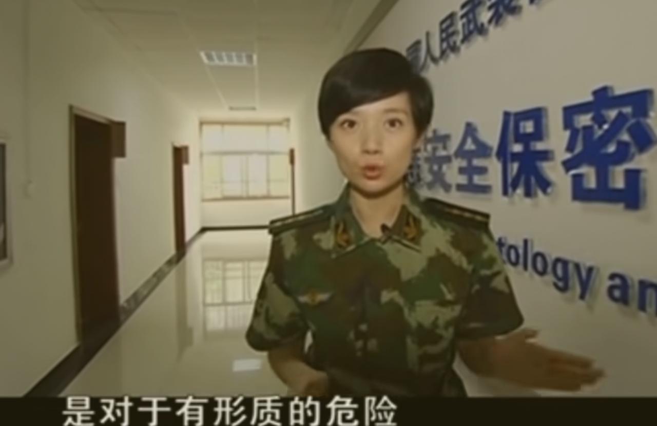 少见的武警07短袖迷彩服。美女主持人任子明十几年前一段采访视频，她身着的07迷彩