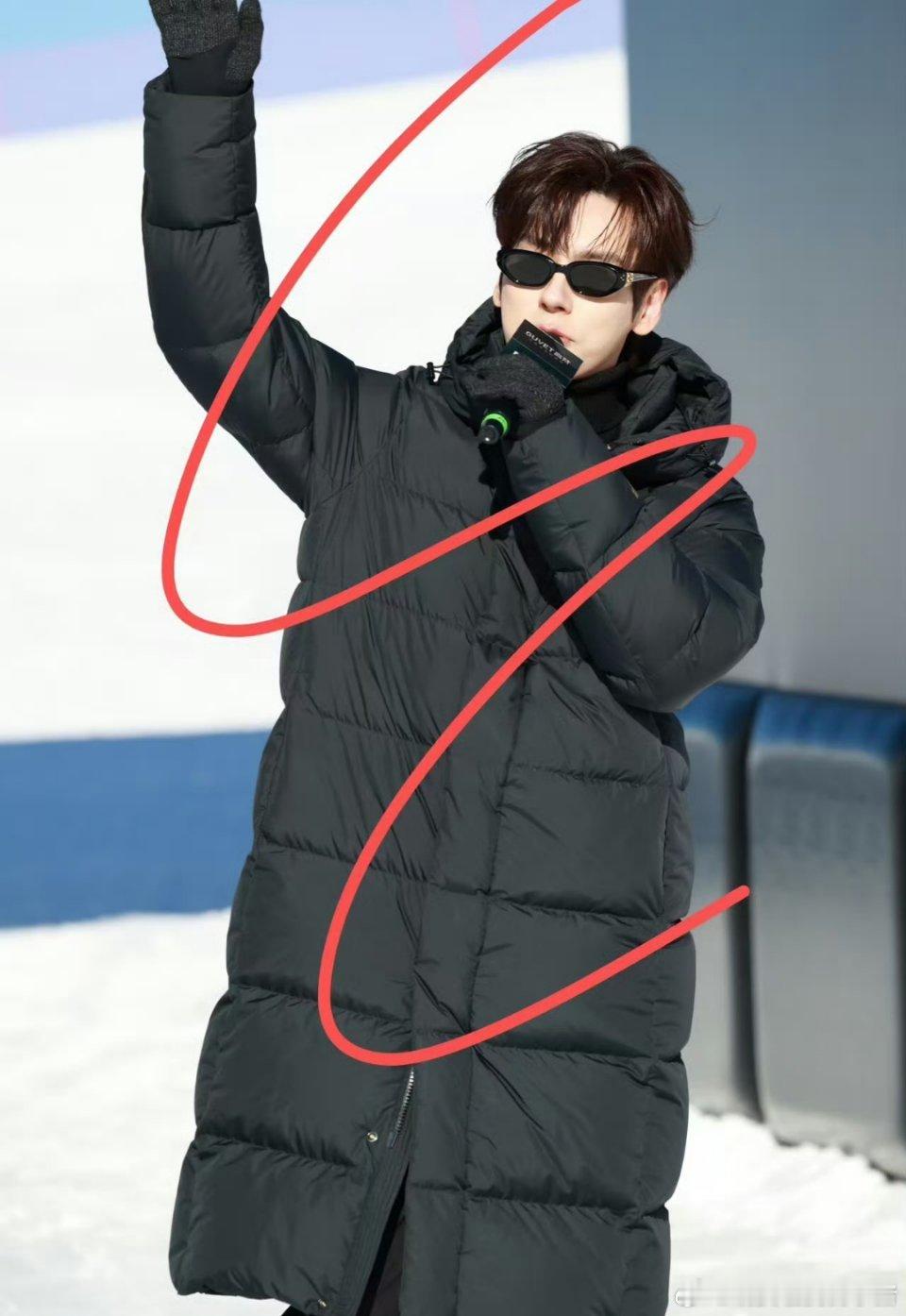 魏哲鸣、卢昱晓北大湖高梵品牌活动路透 