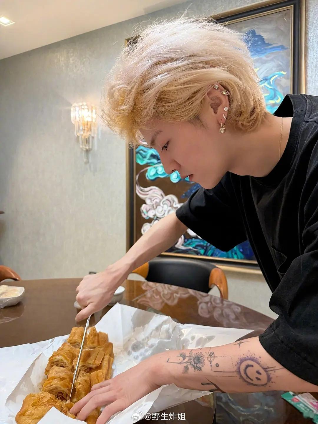 鹿晗生活照营业咯 这几只宠物被他养得很好诶 