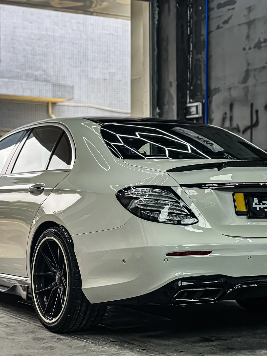 说实话奔驰还得是白底尾灯、真高级？