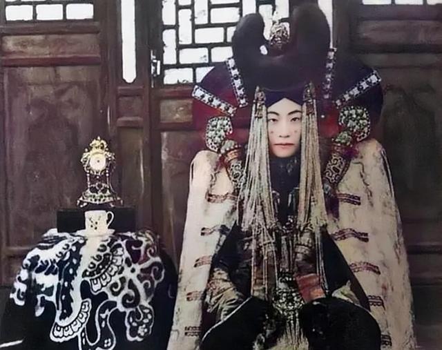 1938年的一个春天，外蒙古的一位年轻皇后，面对残酷的命运，却以一种几乎是史诗般