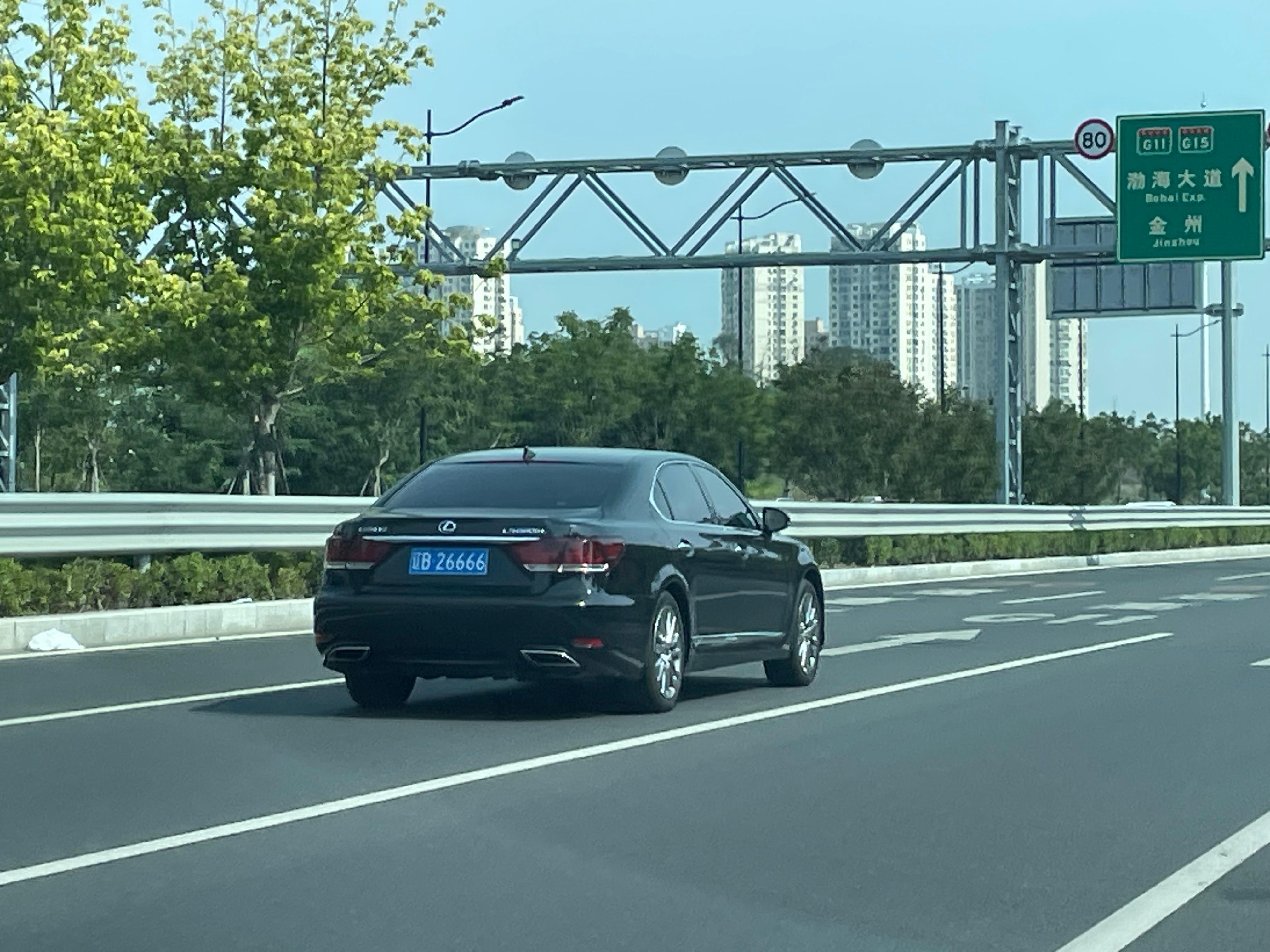 一位真实的大佬开着一台真实的好车这是我最喜欢的雷克萨斯如果有机会建议大家感受下跟