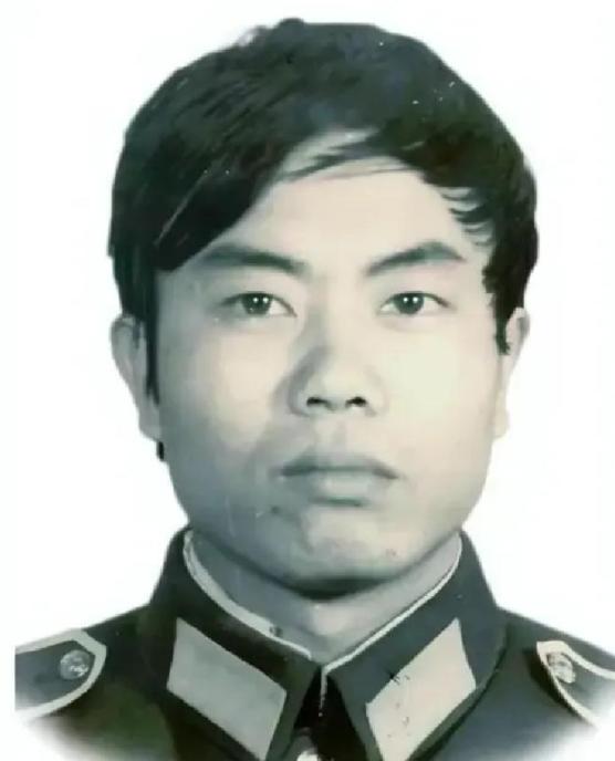 1985年的一天，陈建军与妻子激烈吵架后摔门离去，从此杳无音信，妻子百思不得其解