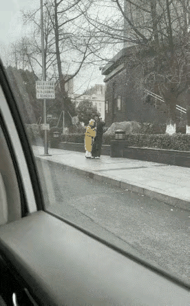 孙悟空掏出二维码的时候，嘴里会不会喊出：“嘟，哪里走，必须留下合影钱。”