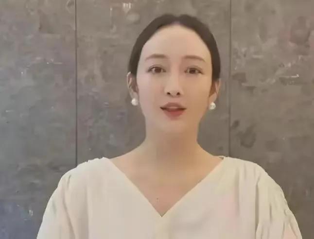 再漂亮的女人怀孕后也逃不过变浮肿变丑啊，王鸥怀孕后也是逃不过孕期症状，整个人都浮